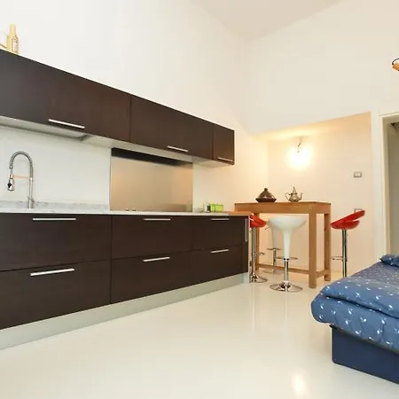 Izzhome Dsign Отель Кальяри